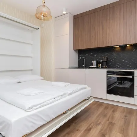 Elegant With Balcony And Air Conditioning In By Renters Апартаменты *