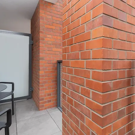 Elegant With Balcony And Air Conditioning In By Renters Апартаменты