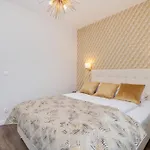 Appartement Elegant With Balcony And Air Conditioning In By Renters *