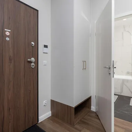 شقة Elegant With Balcony And Air Conditioning In By Renters *