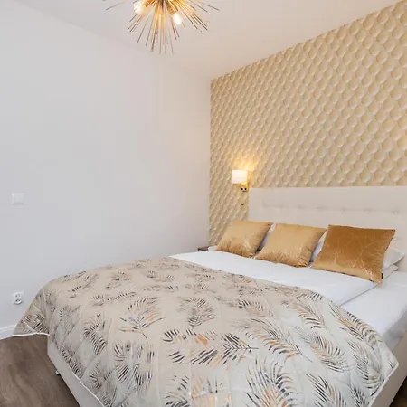 شقة Elegant With Balcony And Air Conditioning In By Renters *