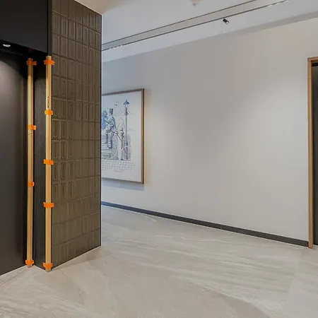 شقة Elegant With Balcony And Air Conditioning In By Renters