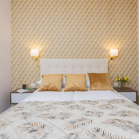 Elegant With Balcony And Air Conditioning In By Renters