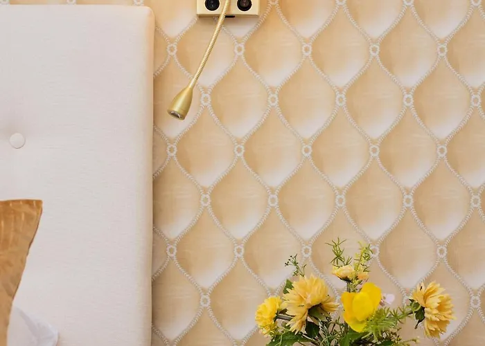 Elegant With Balcony And Air Conditioning In By Renters Apartment *