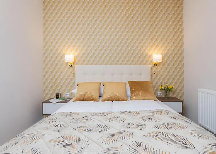 Elegant With Balcony And Air Conditioning In By Renters