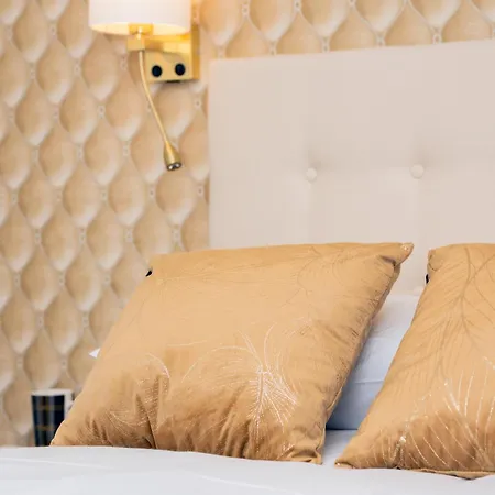 Elegant With Balcony And Air Conditioning In By Renters Appartamento