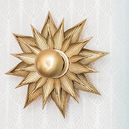 Elegant With Balcony And Air Conditioning In By Renters *