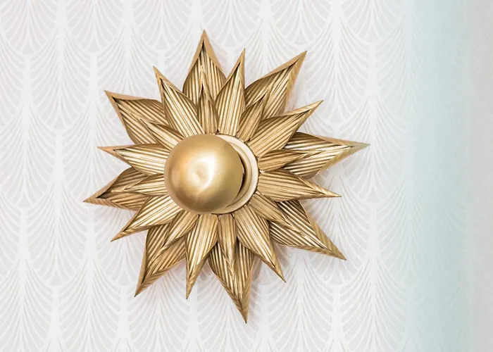 Elegant With Balcony And Air Conditioning In By Renters *